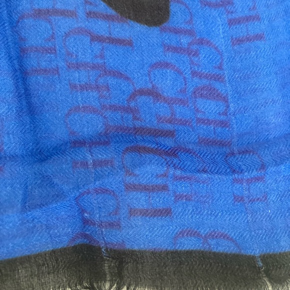 Carolina Herrera lightweight wool scave - Picture 9 of 10